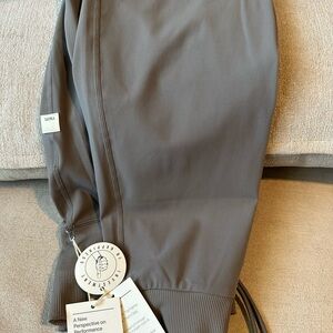 NWT Vuori Daily Jogger: Smoke